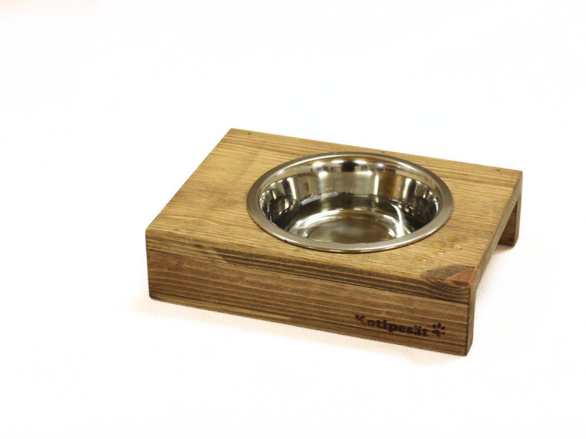 Kaunis puinen ruokailutaso lemmikille
